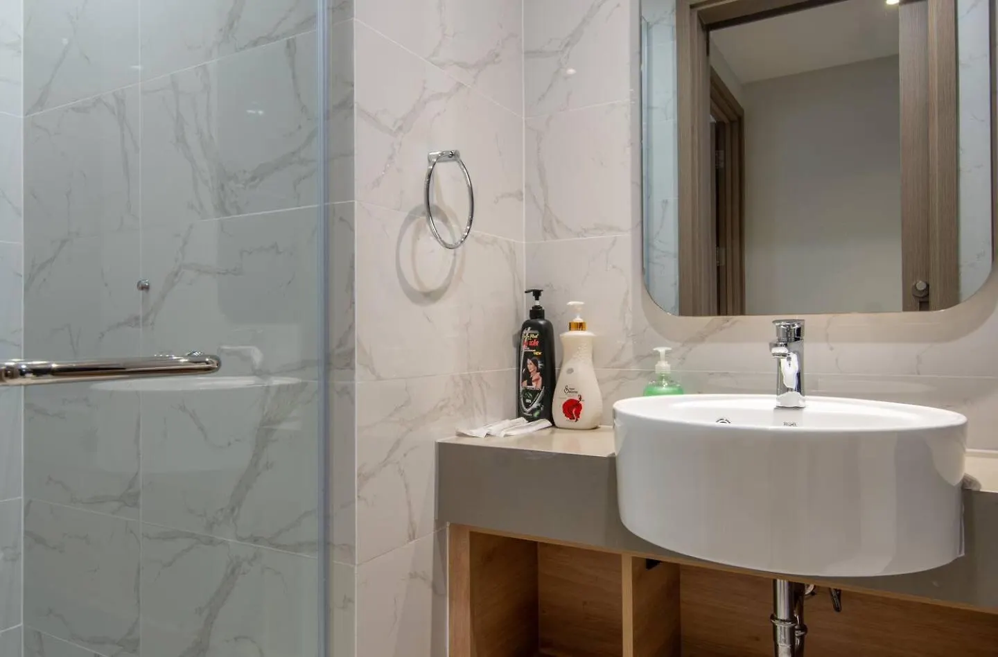 Luxury 2 Or 3Br Apartment In Dist 1 N Pool, Gym, Airport Pickup Ho Chi Minh City Vietnam
