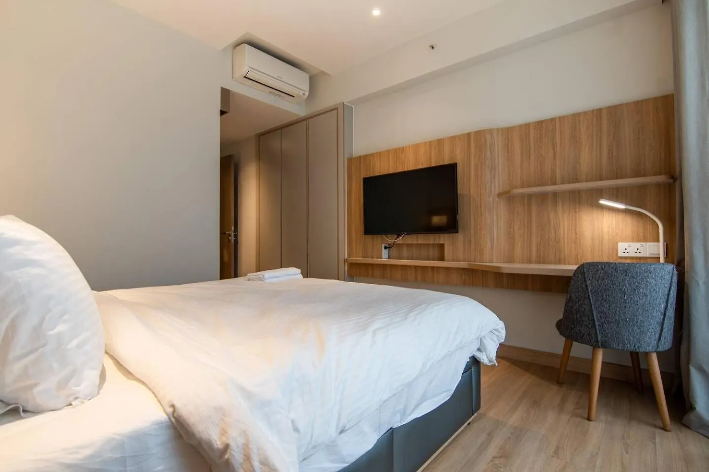 Luxury 2 Or 3Br Apartment In Dist 1 N Pool, Gym, Airport Pickup Ho Chi Minh City