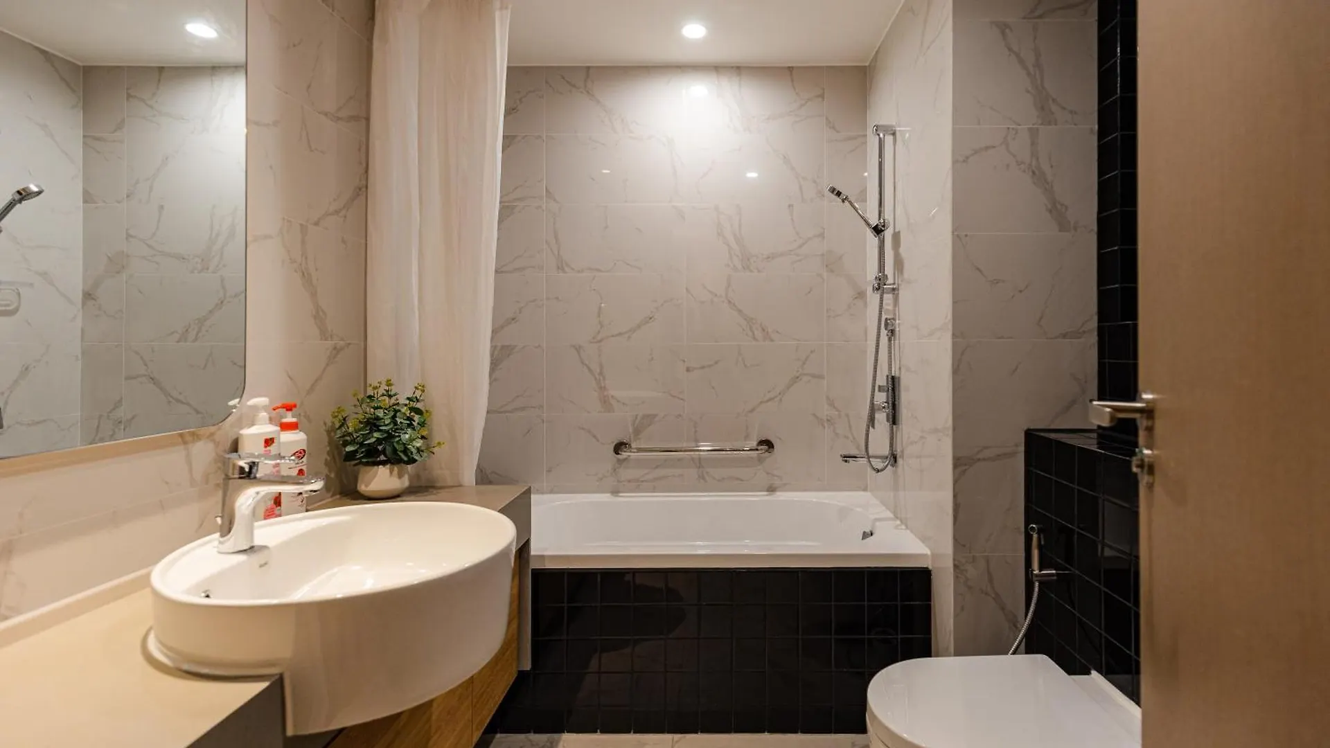 Luxury 2 Or 3Br Apartment In Dist 1 N Pool, Gym, Airport Pickup Ho Chi Minh City