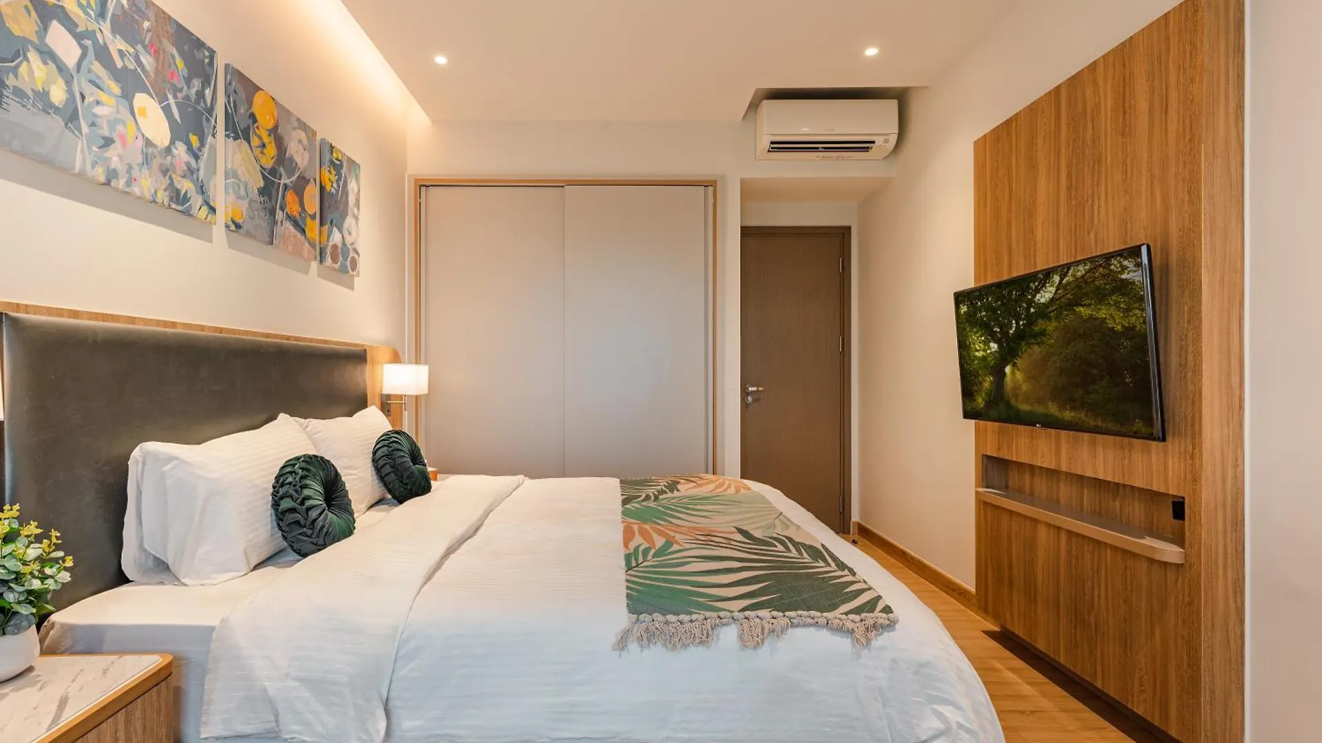 Luxury 2 Or 3Br Apartment In Dist 1 N Pool, Gym, Airport Pickup Ho Chi Minh City